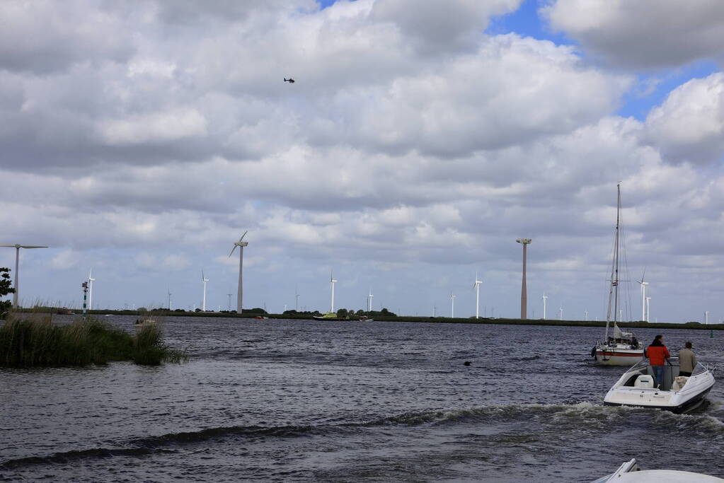 Meerdere personen te water nadat botter omslaat