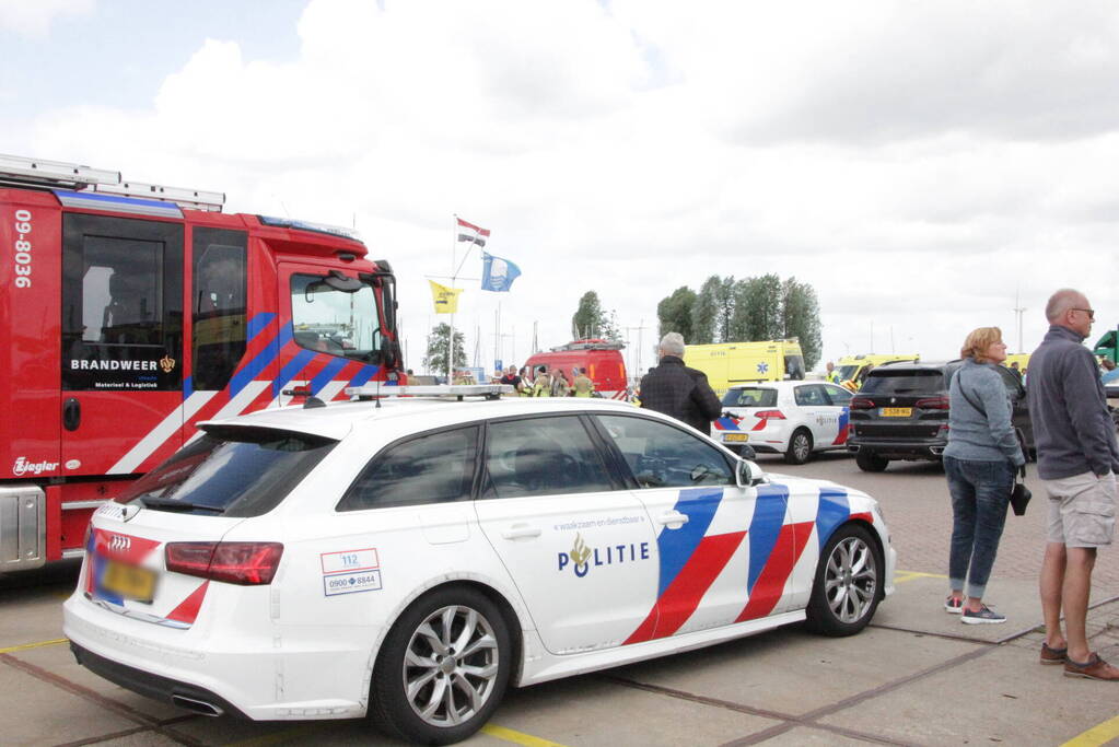 Meerdere personen te water nadat botter omslaat