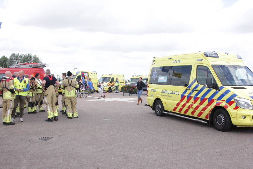 Meerdere personen te water nadat botter omslaat