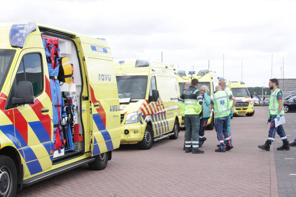 Meerdere personen te water nadat botter omslaat