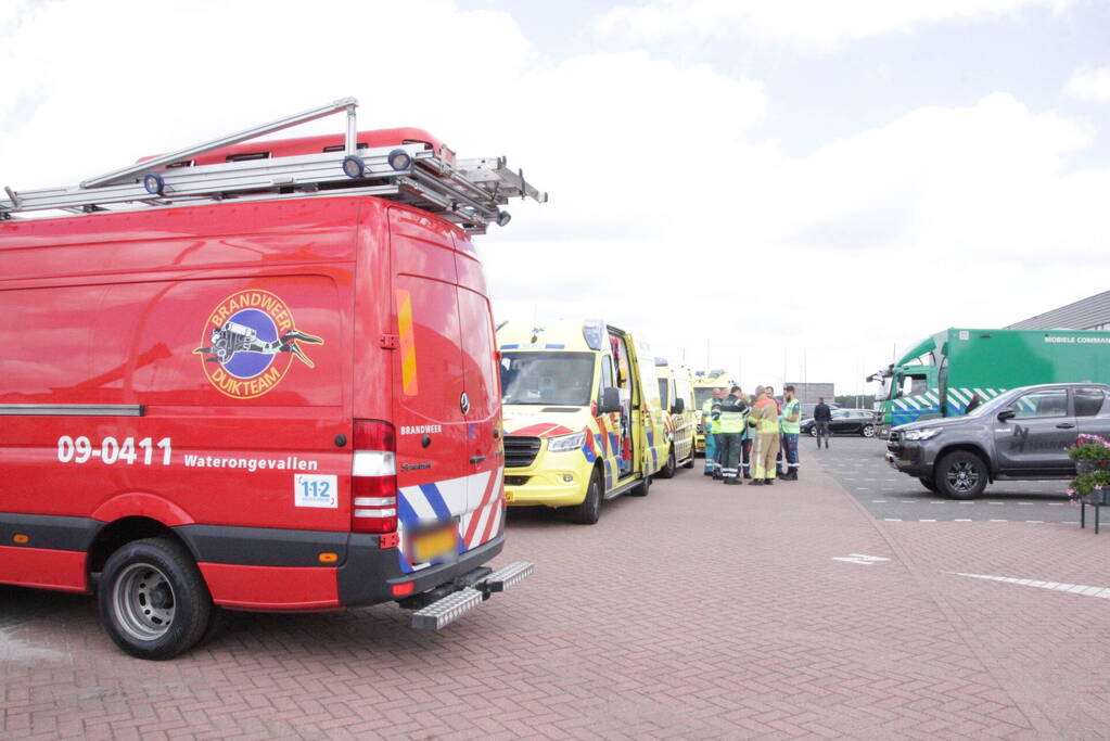 Meerdere personen te water nadat botter omslaat