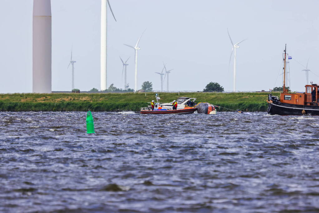 Meerdere personen te water nadat botter omslaat