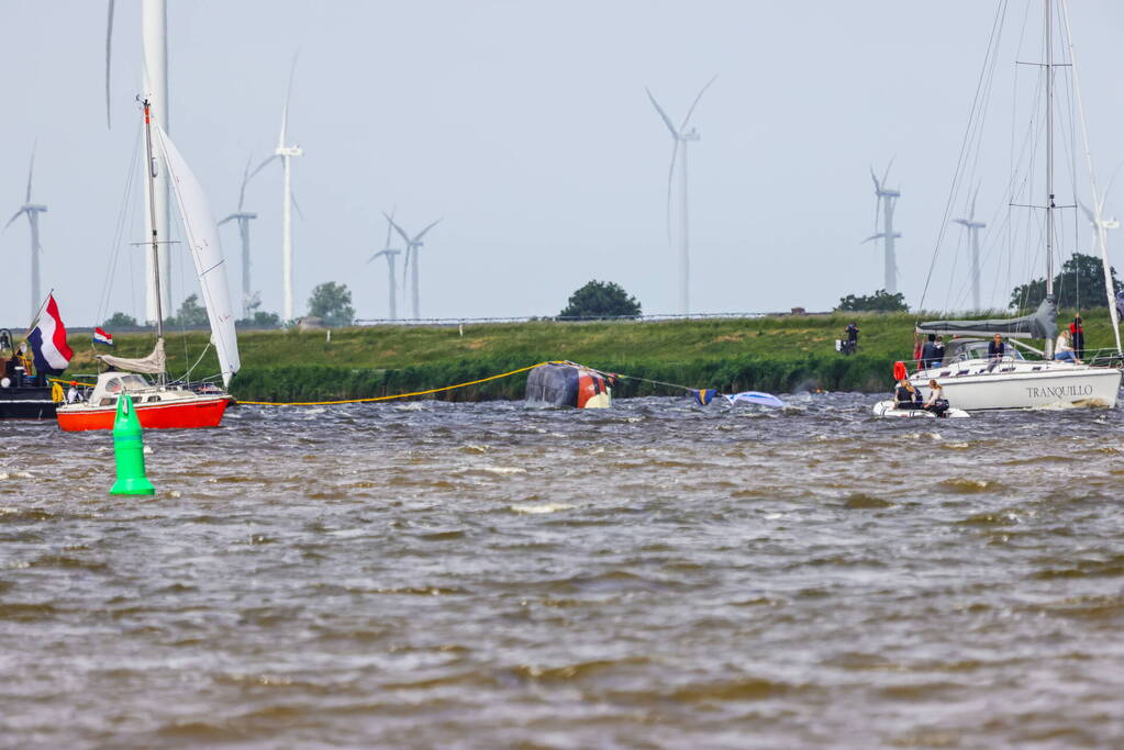 Meerdere personen te water nadat botter omslaat