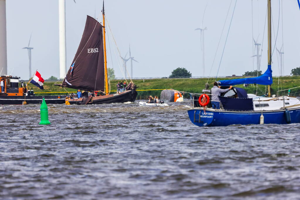 Meerdere personen te water nadat botter omslaat