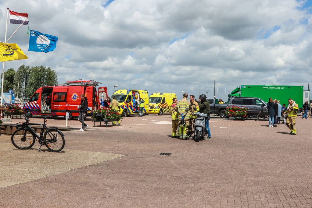 Meerdere personen te water nadat botter omslaat