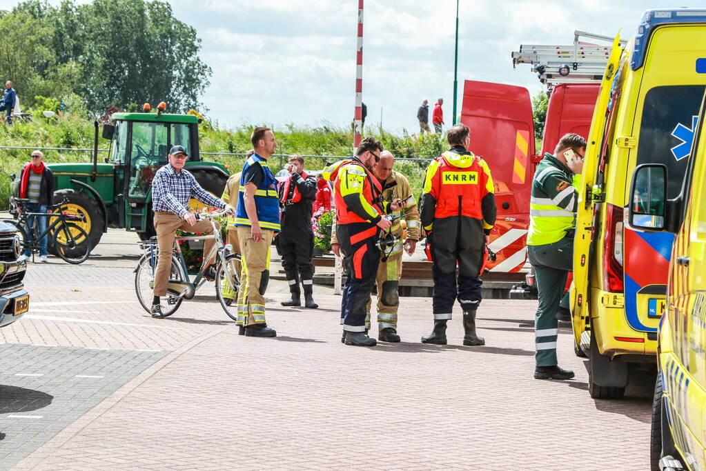 Meerdere personen te water nadat botter omslaat