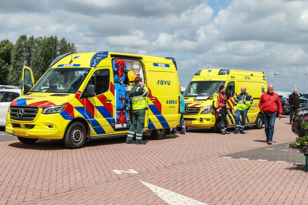 Meerdere personen te water nadat botter omslaat