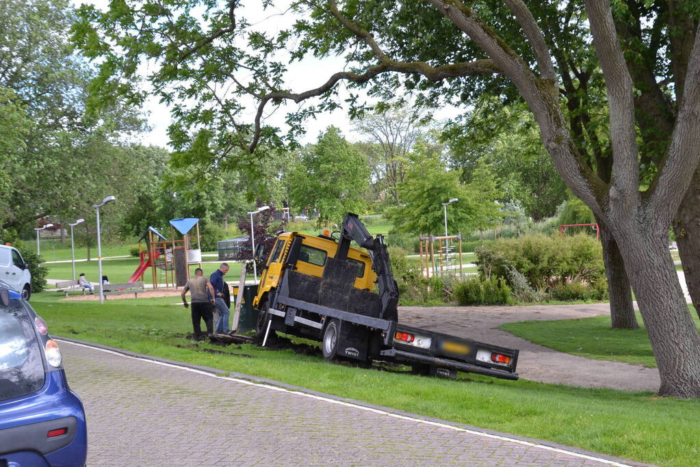 Vrachtwagen zakt weg in berm
