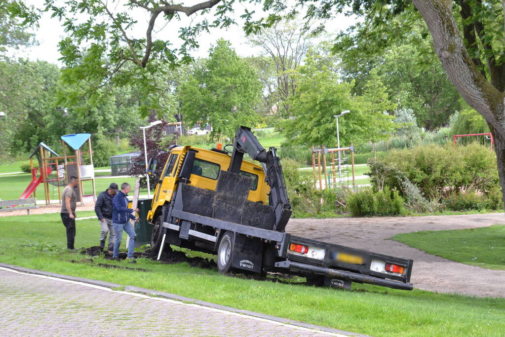 Vrachtwagen zakt weg in berm
