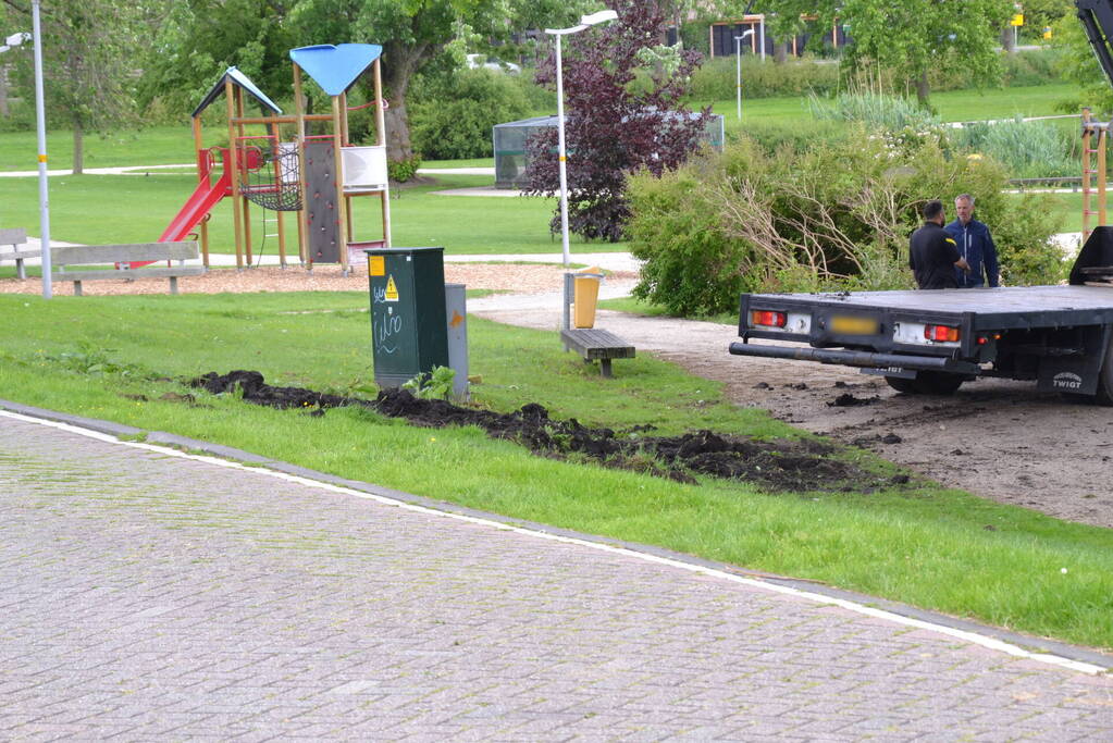 Vrachtwagen zakt weg in berm