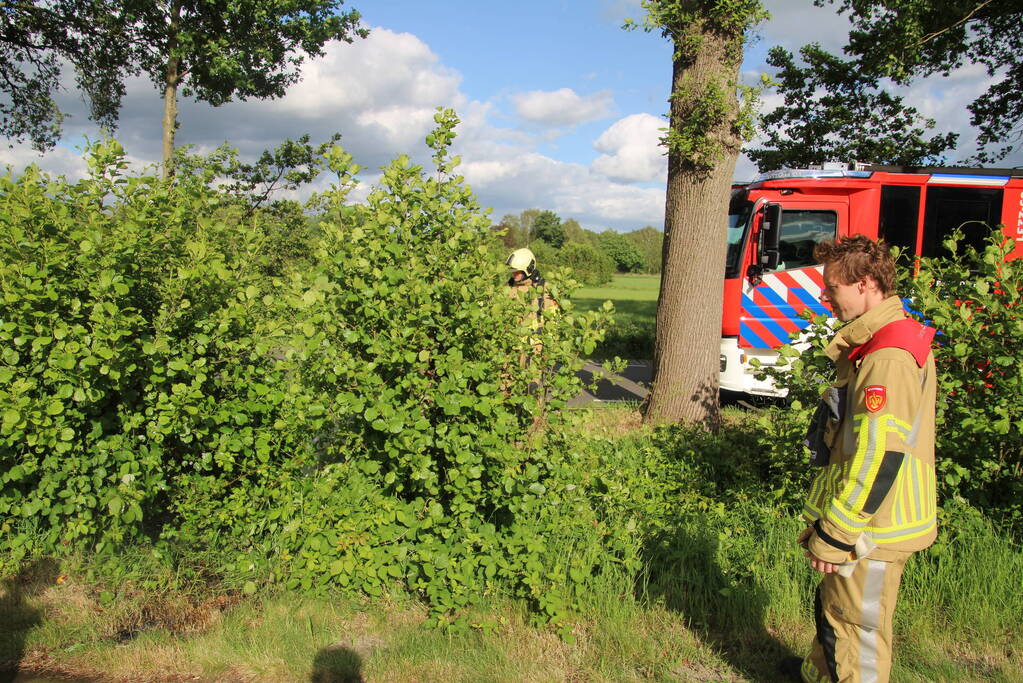 Weggegooid afval brand in bosjes