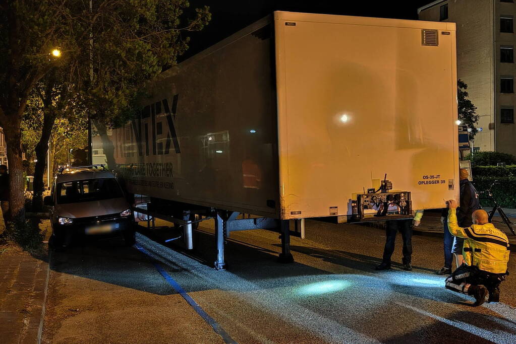 Vrachtwagen verliest oplegger en ramt voertuig