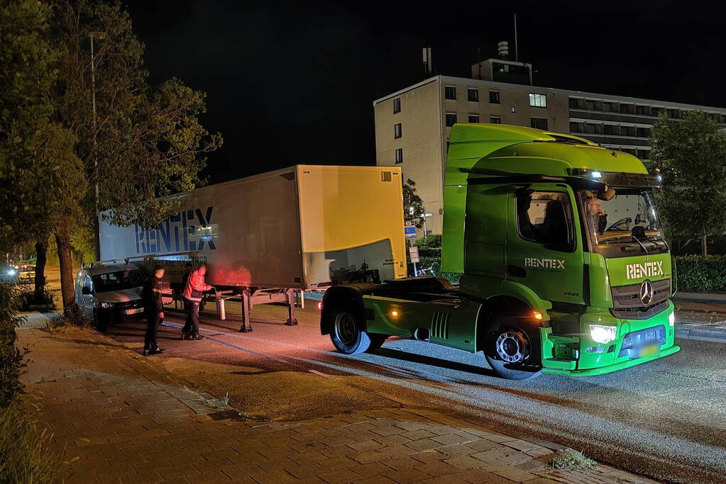 Vrachtwagen verliest oplegger en ramt voertuig