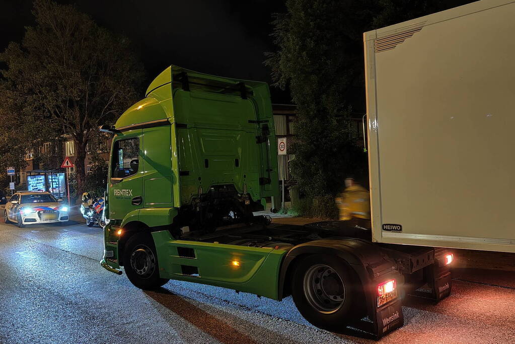 Vrachtwagen verliest oplegger en ramt voertuig