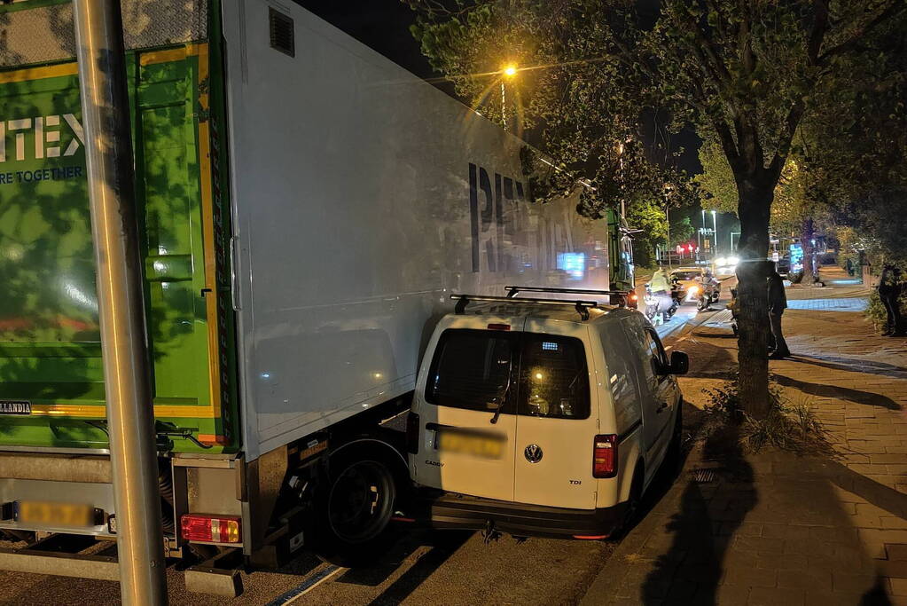Vrachtwagen verliest oplegger en ramt voertuig