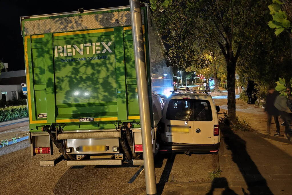 Vrachtwagen verliest oplegger en ramt voertuig