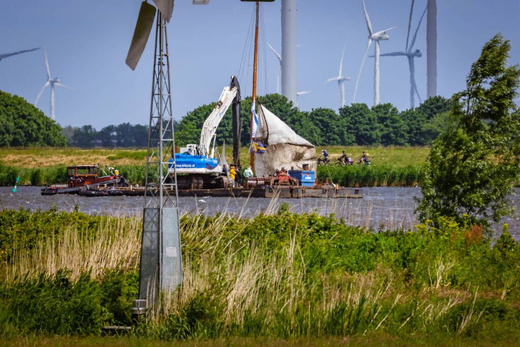 Berging gekapseisde skûtsje De Bunschoter in volle gang