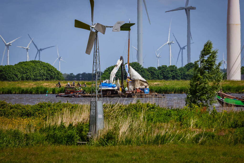 Berging gekapseisde skûtsje De Bunschoter in volle gang