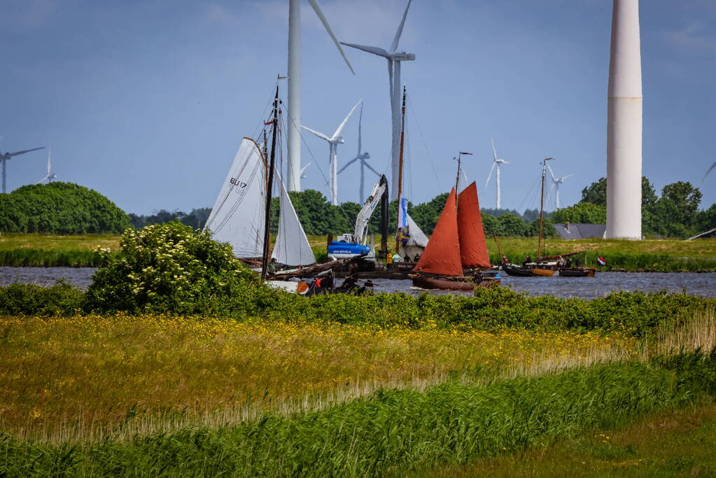 Berging gekapseisde skûtsje De Bunschoter in volle gang