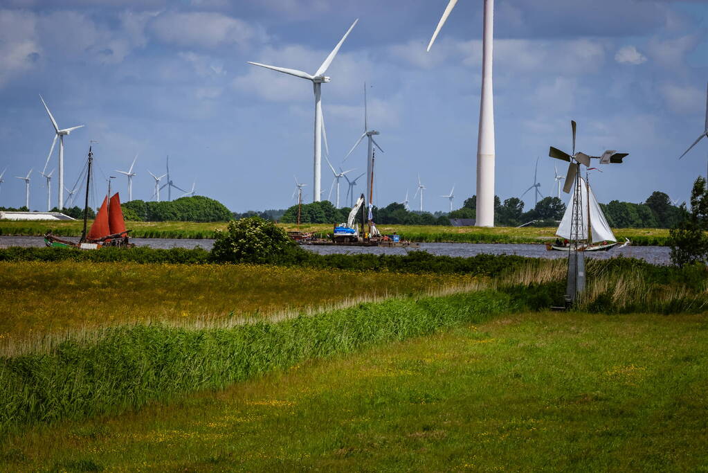Berging gekapseisde skûtsje De Bunschoter in volle gang