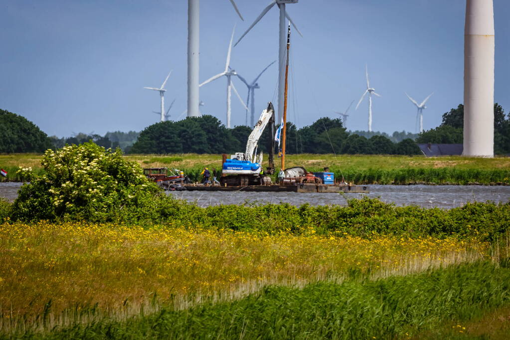 Berging gekapseisde skûtsje De Bunschoter in volle gang