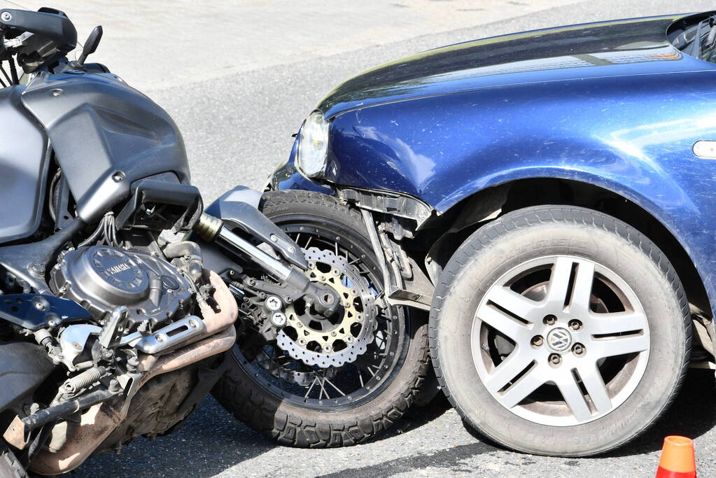 Motorrijder gewond bij botsing met auto