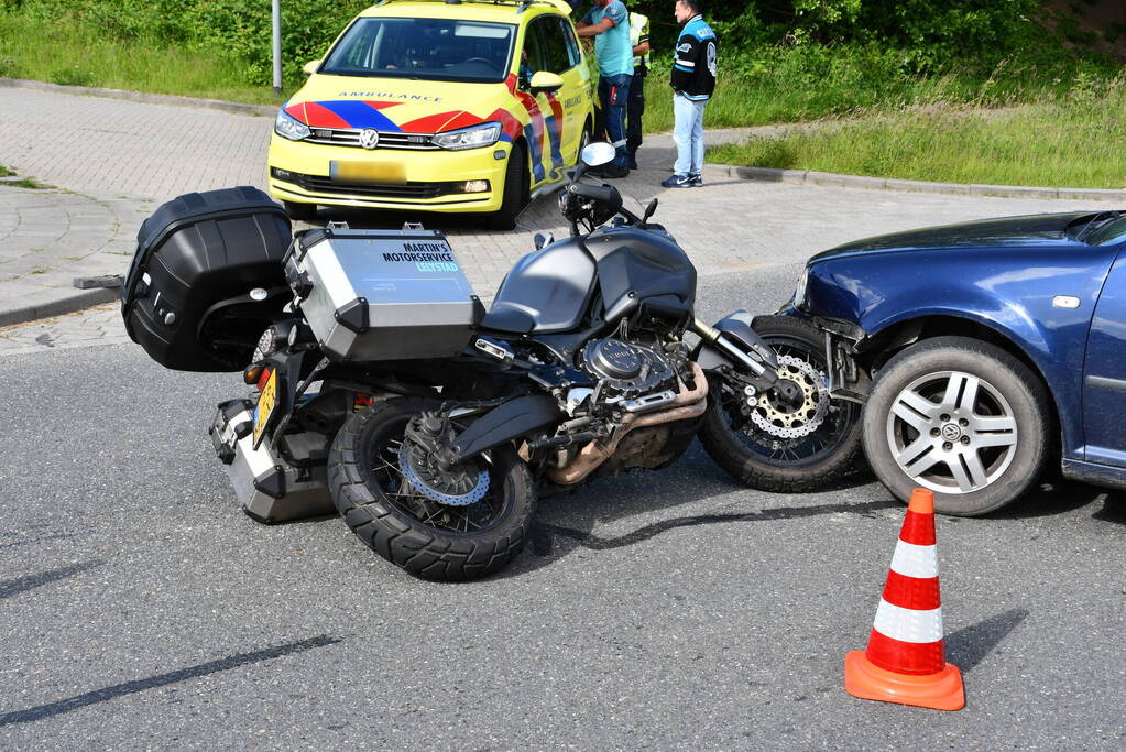 Motorrijder gewond bij botsing met auto