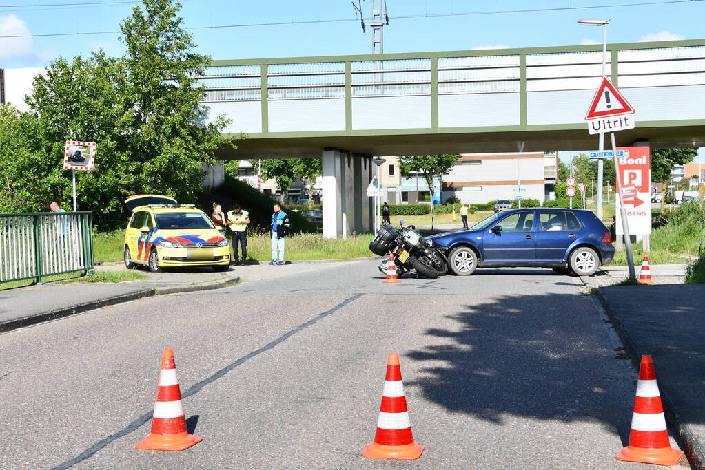 Motorrijder gewond bij botsing met auto