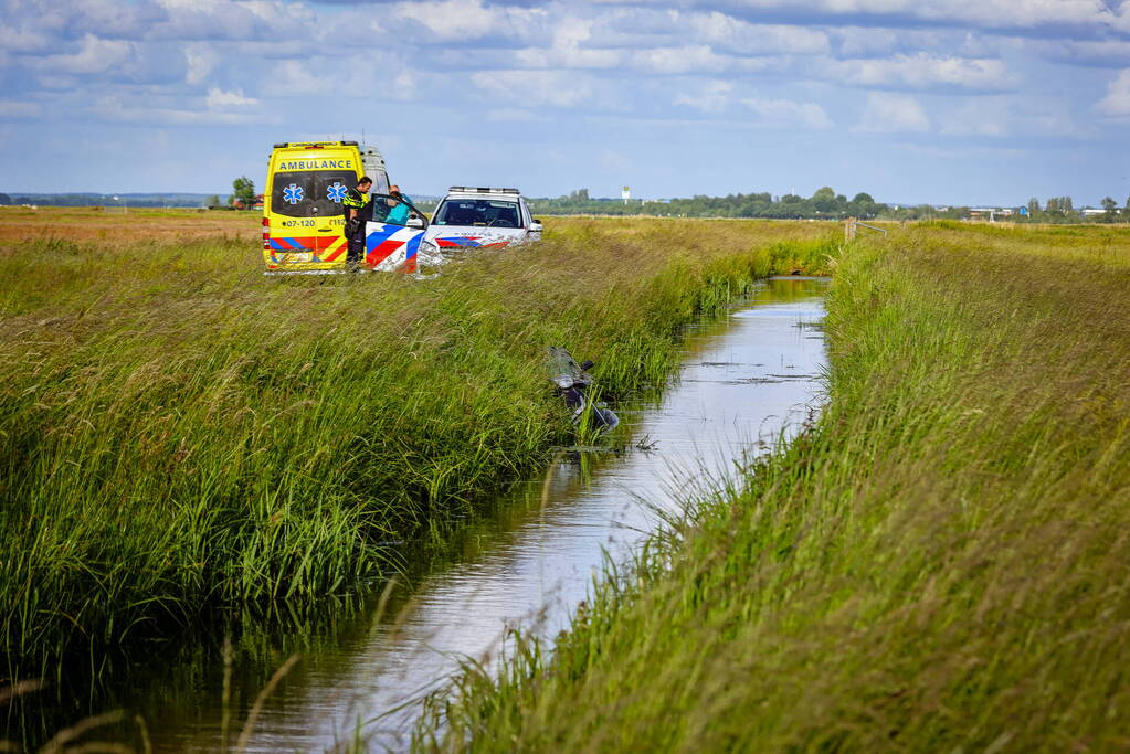 Beschonken brommerrijder belandt in sloot