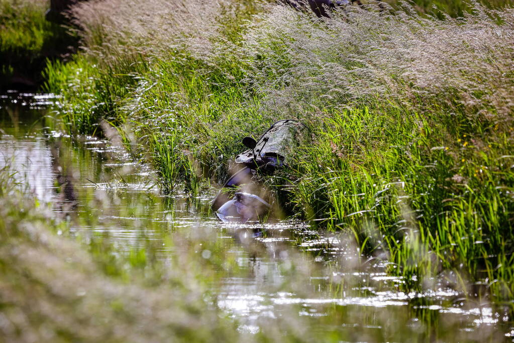 Beschonken brommerrijder belandt in sloot