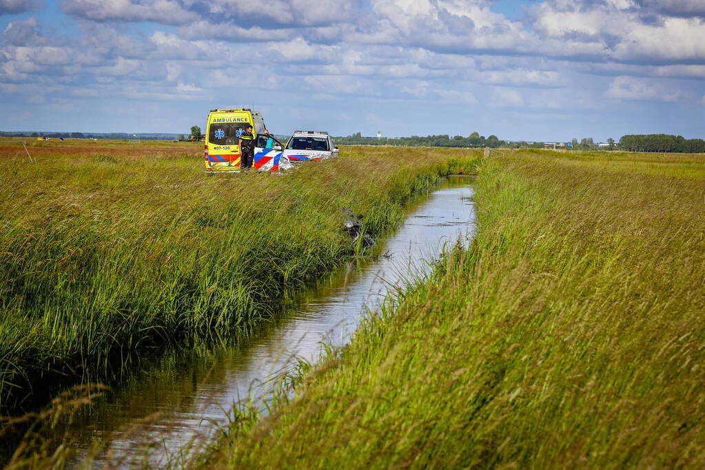 Beschonken brommerrijder belandt in sloot