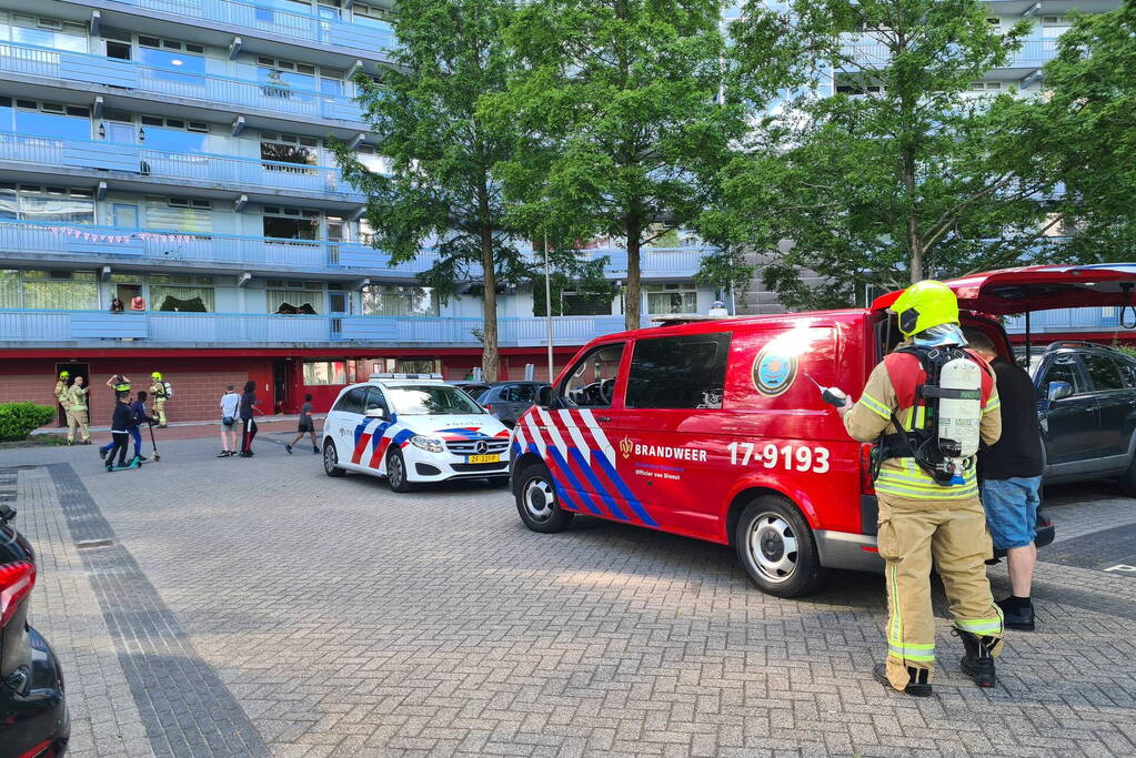 Brandweer doet onderzoek naar vreemde lucht in kelderbox
