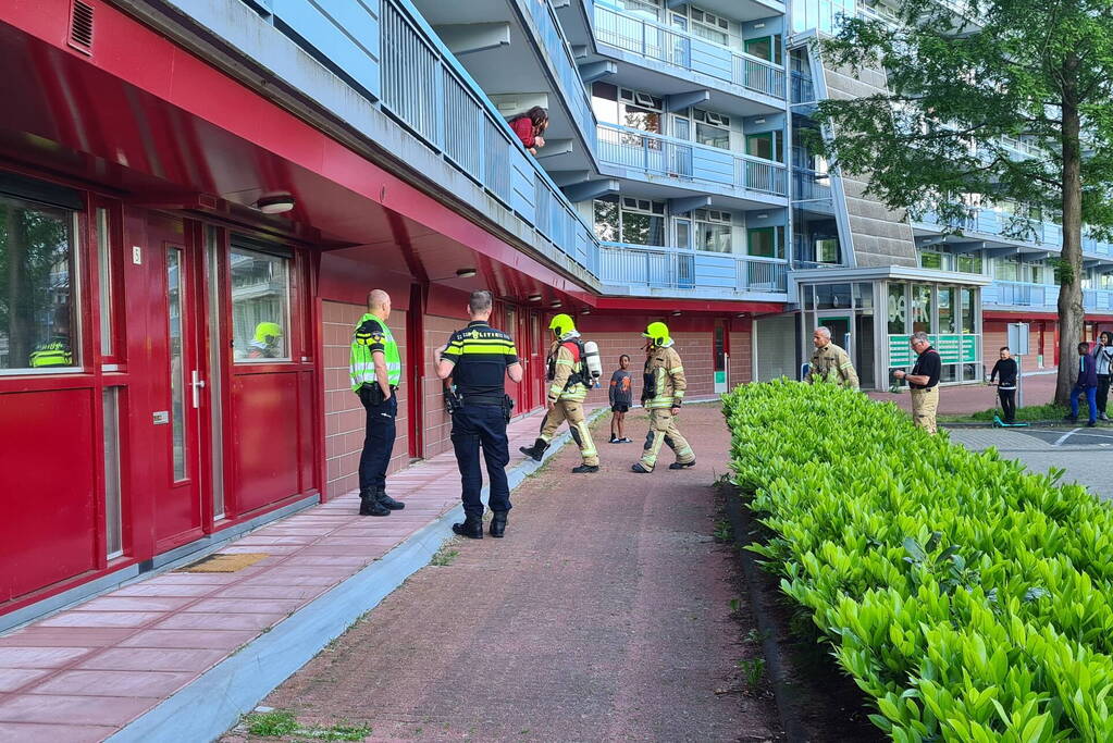 Brandweer doet onderzoek naar vreemde lucht in kelderbox