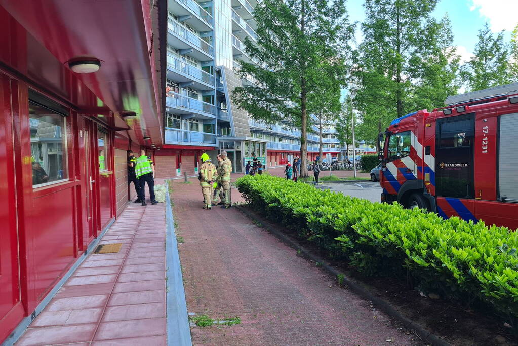 Brandweer doet onderzoek naar vreemde lucht in kelderbox