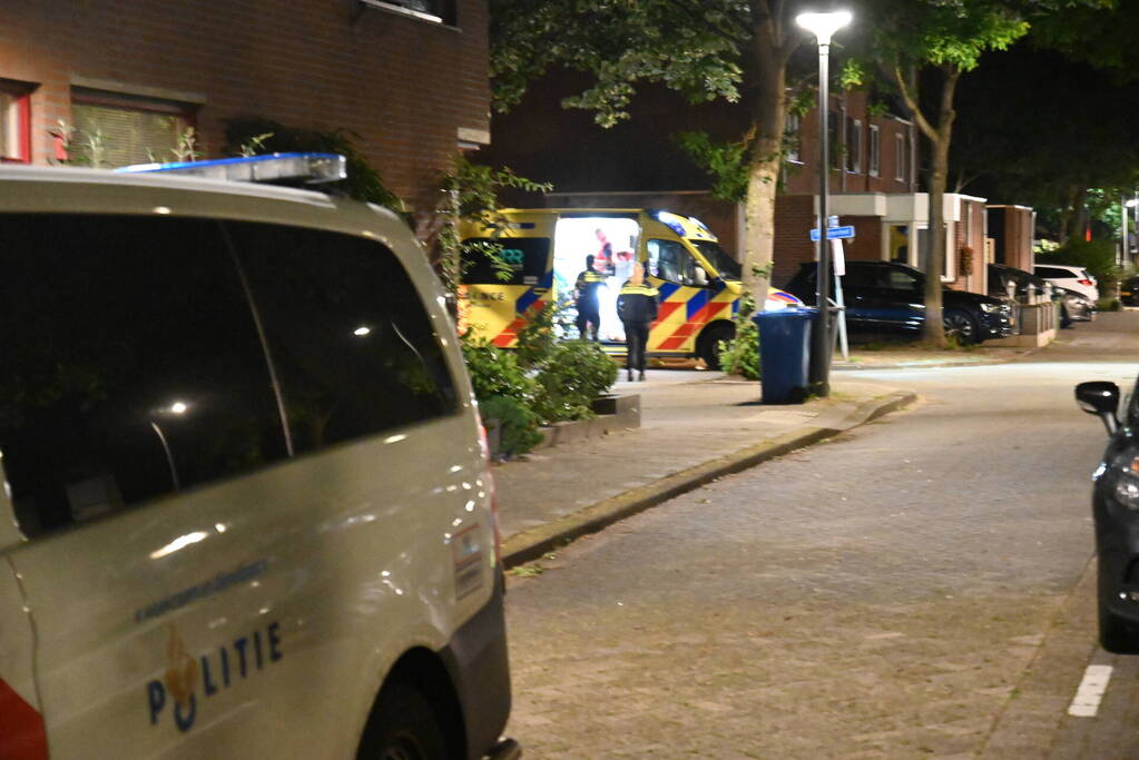 Jongeman berooft na worsteling op straat