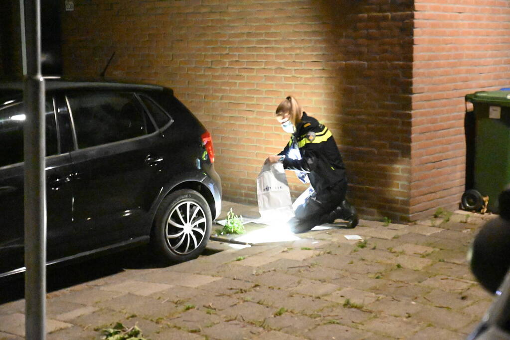 Jongeman berooft na worsteling op straat