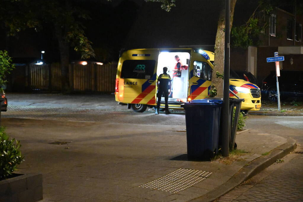 Jongeman berooft na worsteling op straat