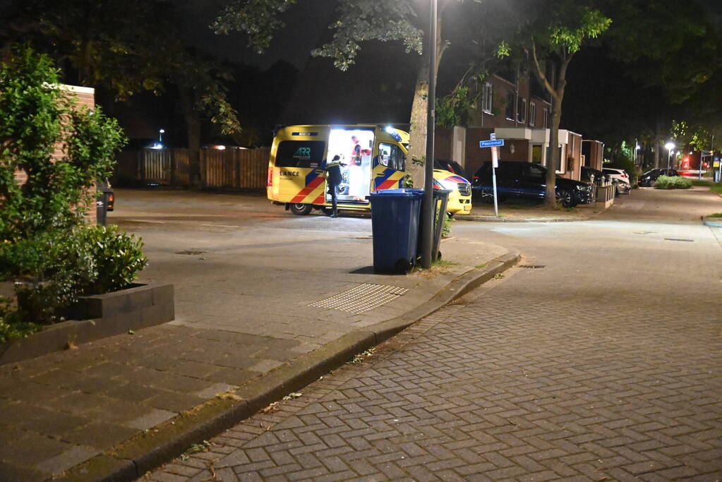 Jongeman berooft na worsteling op straat