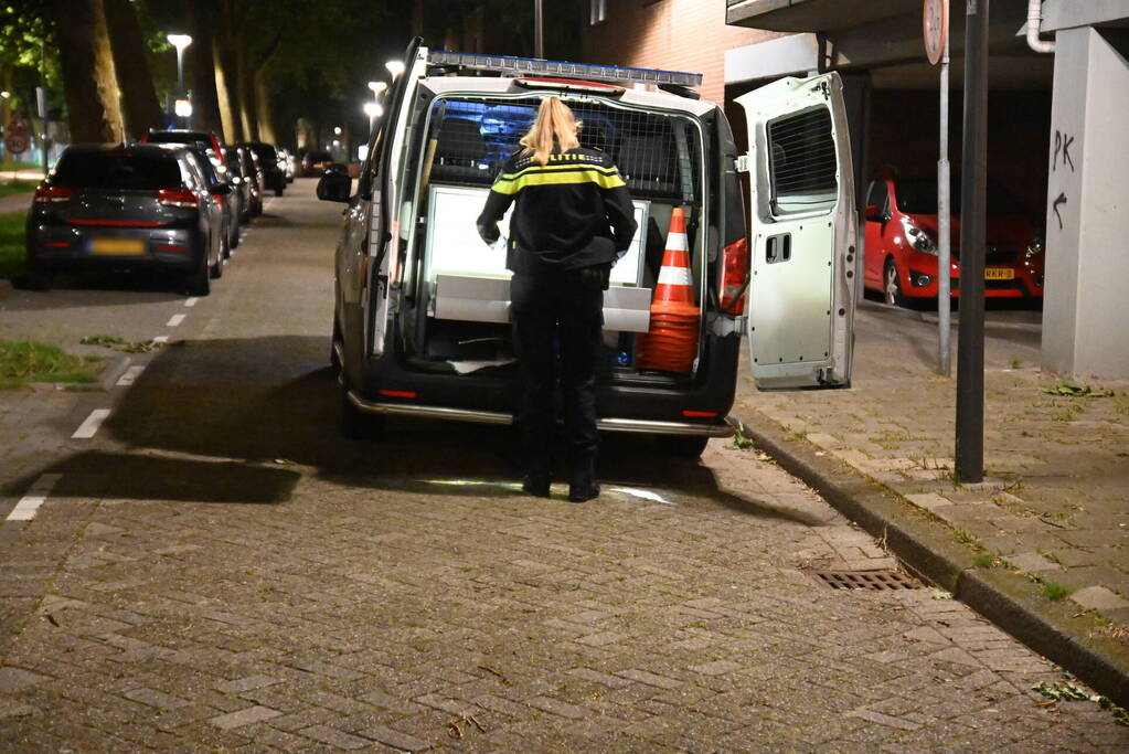 Jongeman berooft na worsteling op straat