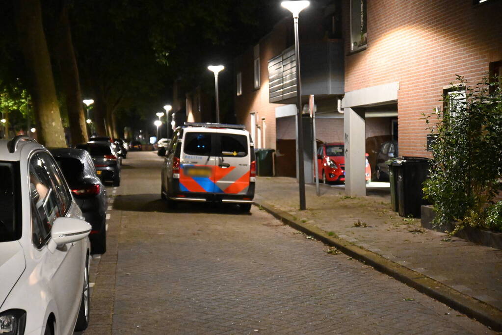 Jongeman berooft na worsteling op straat
