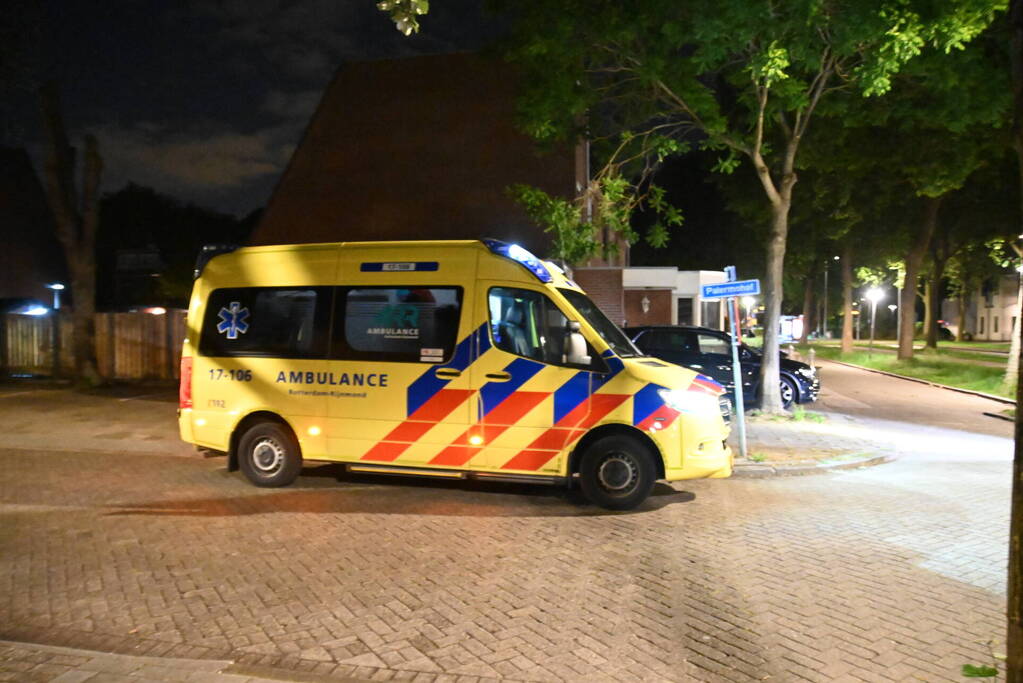 Jongeman berooft na worsteling op straat