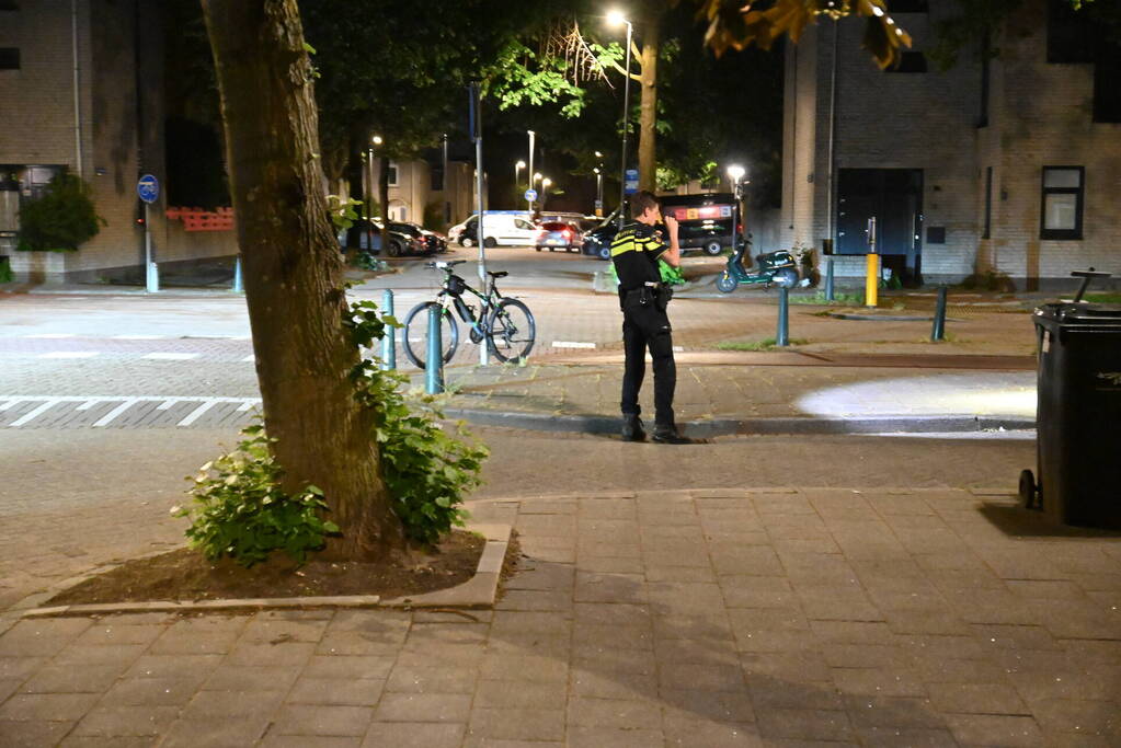 Jongeman berooft na worsteling op straat