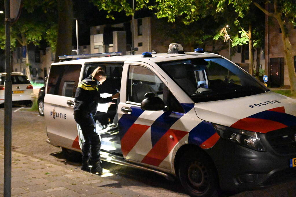 Jongeman berooft na worsteling op straat