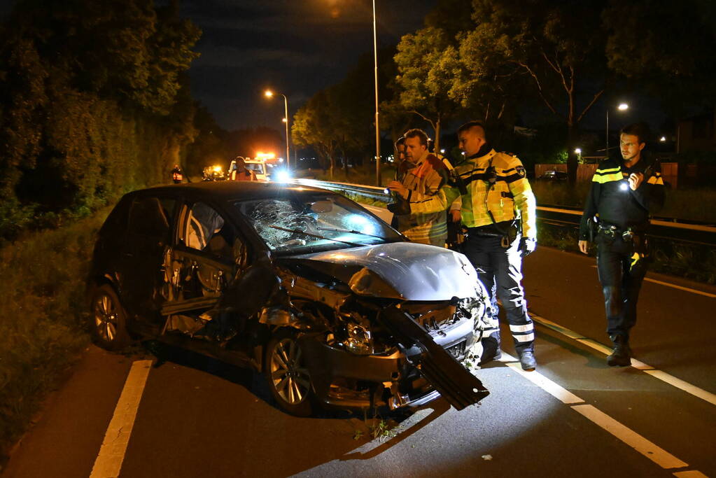 Man klapt op boom en raakt gewond