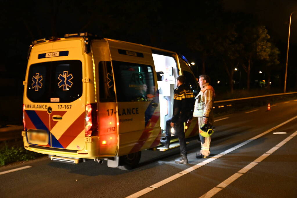 Man klapt op boom en raakt gewond