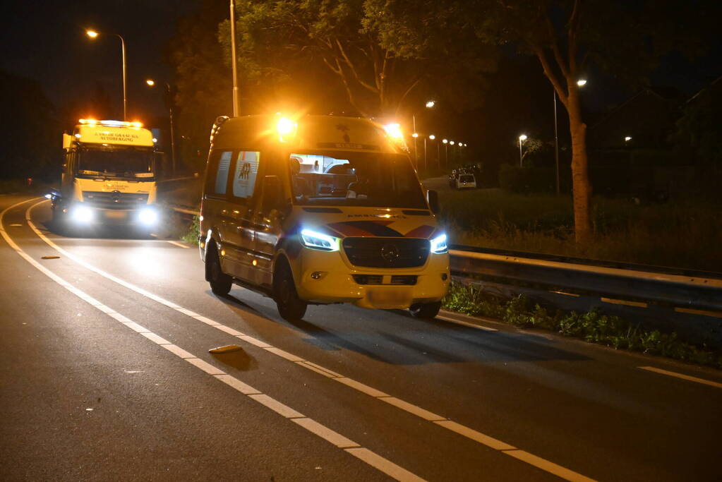Man klapt op boom en raakt gewond