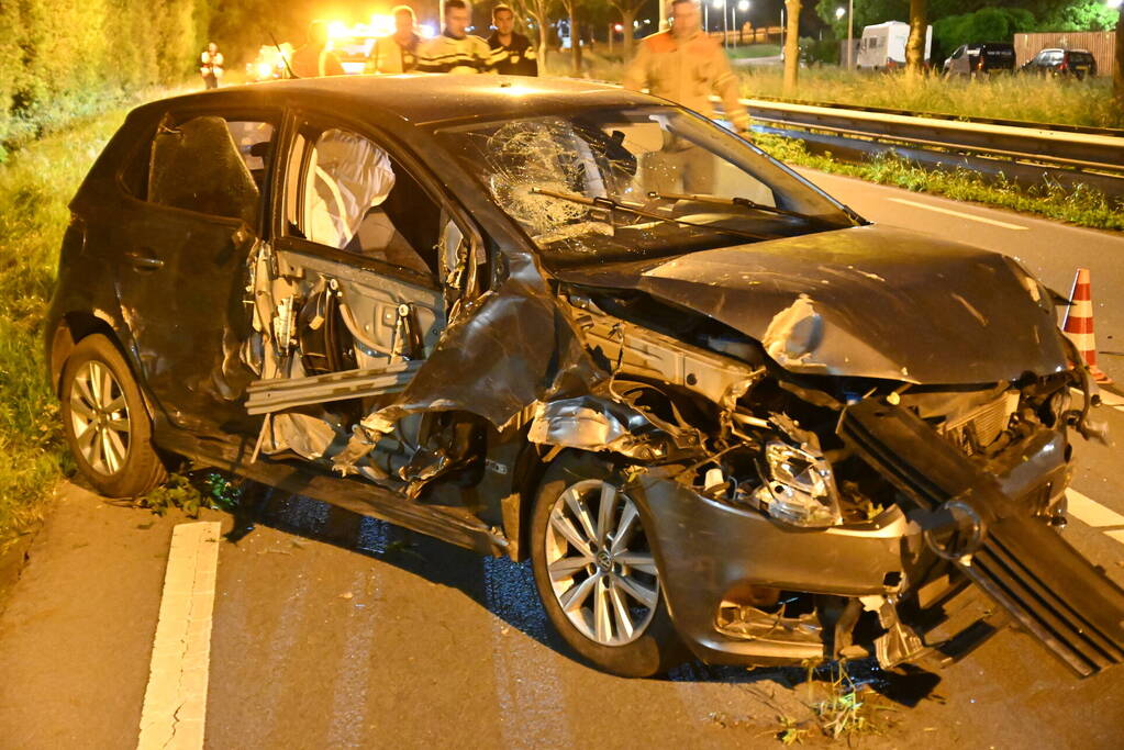 Man klapt op boom en raakt gewond