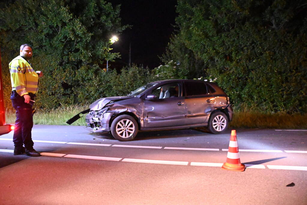 Man klapt op boom en raakt gewond