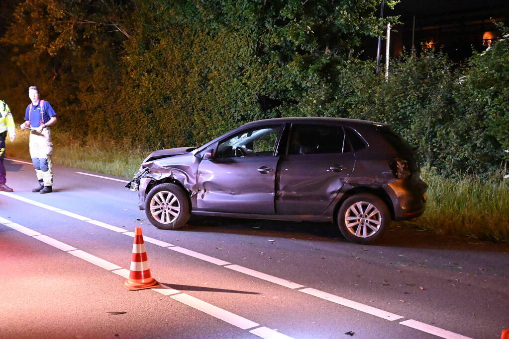 Man klapt op boom en raakt gewond