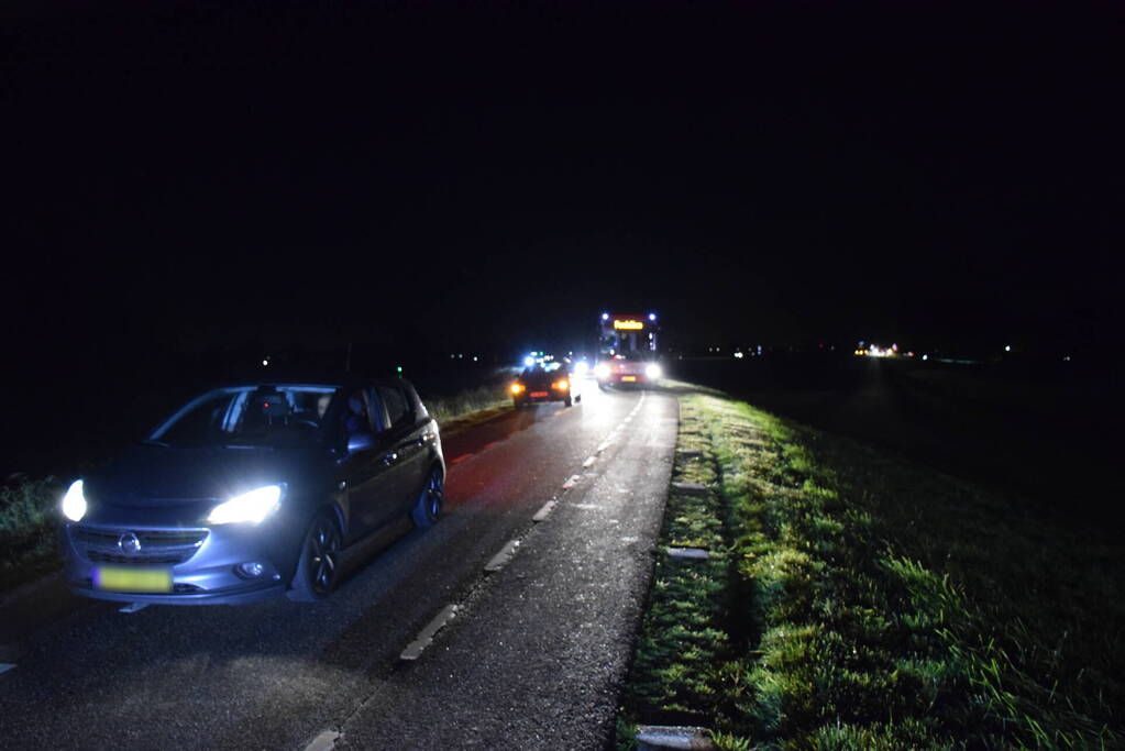 Auto rijdt van dijk af en veroorzaakt enorme file